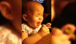 Ce bébé goutte un cornichon pour la première fois... Et ça pique!!!
