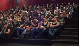 Entrer dans un cinema rempli de Bikers et trouver sa place : blague énorme