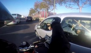 Un policier en civil stop un conducteur qui vient de percuter une moto et ne veut pas s'arreter
