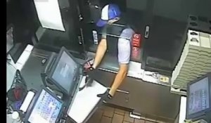 FAIL - Cet homme tente de voler la caisse d'un fast-food