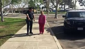 Un policier joue à la marelle avec une fillette sans-abri