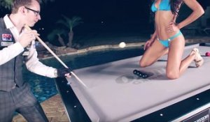 Des tricks grandioses de billard avec une femme en bikini sur la table