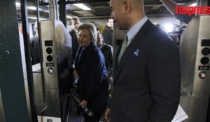 Moment gênant pour Hillary Clinton dans le métro new-yorkais