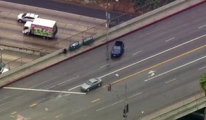 Suivis par la police, deux voleurs font des wheeling en Mustang sur Hollywood Boulevard