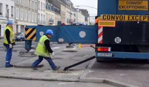 Cherbourg : La première moitiée de la passerelle est posée