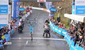 Tour du Pays basque  Diego Rosa passe la ligne d'arrivée à pied