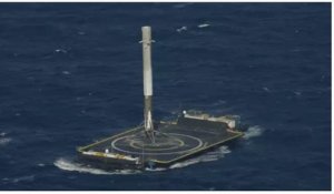 SpaceX réussit l’atterrissage de sa fusée Falcon 9 en pleine mer