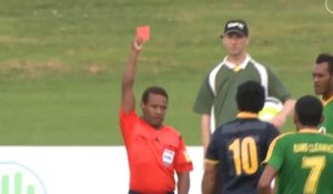 Un arbitre dépassé met 6 cartons rouges et 11 jaunes dans un match (vidéo)
