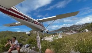 Un avion frôle la tête d'un touriste trop curieux à Saint-Barthélémy