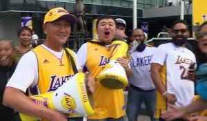 Les fans des Lakers attendent le dernier match de Kobe Bryant