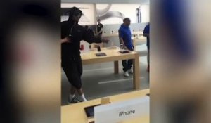 Grosse bagarre entre agent de sécurité et un gars dans un Apple Store