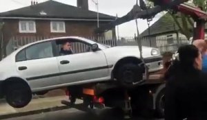 Un écervelé tente de retirer sa voiture du camion de la fourrière