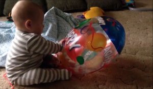 Ce bébé se fait son remake de Là-haut avec son ballon