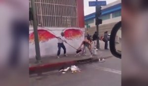 Un homme tente de voler le balai d’un employé dans la rue et va vite le regretter (vidéo)