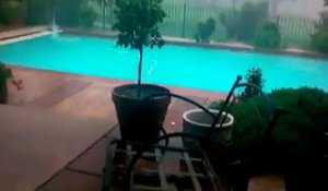 Cette tempête est apocalyptique ! Regardez la piscine !