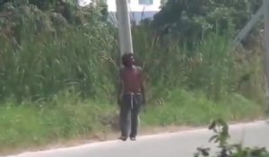 Intervention de la police thaïlandaise pour arrêter un homme avec une machette