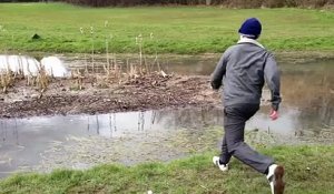 Un golfeur galère pour atteindre sa balle