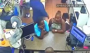 Une mère ignoble se sert de son enfant pour voler des téléphones dans une boutique