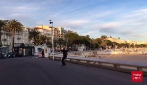 Tony Hawk en skate avec sa bouteille de rosé sur la Croisette à Cannes... Ahaha