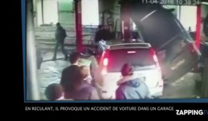 En reculant, il provoque un accident de voiture dans un garage ! (Vidéo)