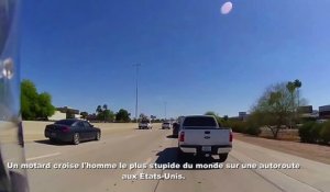 Un motard croise l'homme le plus stupide du monde sur une autoroute aux États-Unis