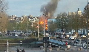 Impressionnant incendie sur la presqu'île de Caen