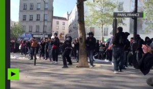 Le 1er mai à Paris : des manifestants construisent une barricade improvisée