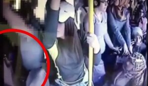 Des femmes se rassemblent pour attaquer un pervers dans un bus