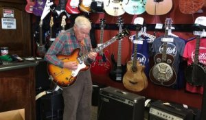 Ce monsieur de 80 ans met les pieds dans un magasin de guitares, les clients seront scotchés