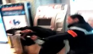 Un SDF violemment frappé par un vigile en gare d'Amiens - La SNCF annonce une enquête - Regardez