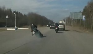 Un motard réalise un freinage d'urgence pour éviter une voiture