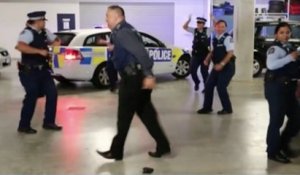 La police néo-zélandaise se déhanche en musique - Zapping du 4 mai