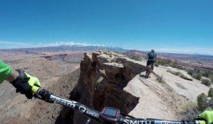 Ils font du VTT au bord d'une falaise