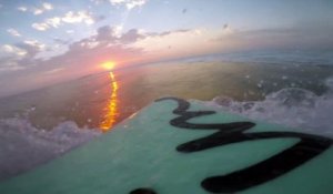 2 minutes de surf en caméra embarquée pendant un coucher de soleil