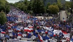 Pologne : 240.000 manifestants contre le gouvernement à Varsovie - Le 07/05/2016 à 22h50