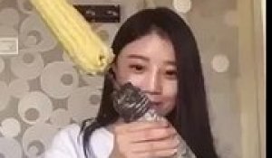 Une fille mange du maïs avec une perceuse (Fail)