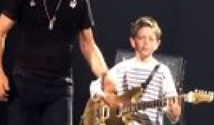 Concert des Insus : Jean-Louis Aubert invite un enfant à jouer de la guitare