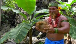 Cet autochtone a une technique bien à lui pour couper une noix de coco : Avec les dents !