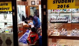 Deux voleurs en scooter s'essayent au braquage de bijouterie (Suède)