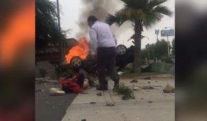 Il risque sa vie pour sauver un homme d’une voiture en flammes (vidéo)