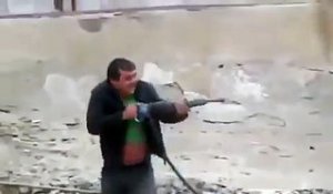 Des ouvriers russes jouent à la guerre avec des marteau piqueurs