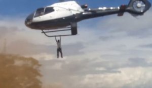 Un homme fait une terrible chute en tombant d’un hélicoptère (vidéo)