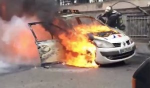 Une voiture de police incendiée en marge de la manifestation des policiers à Paris