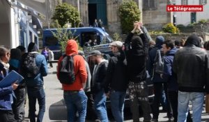 Manifestation interdite. Face-à-face à Pont-de-Buis et  Châteaulin