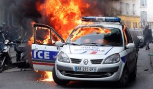 Une voiture de police incendiée pendant les manifestations à Paris