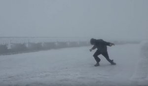 Un homme se bat contre des vents à 160 km/h
