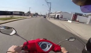 Toujours regarder devant soi en scooter