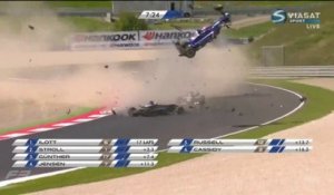 Une voiture s'envole lors d'un énorme accident en course de Formule 3 en Autriche