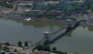 Un avion Airbus survole Budapest en rase-motte au dessus du fleuve de la capitale - Wizz Air