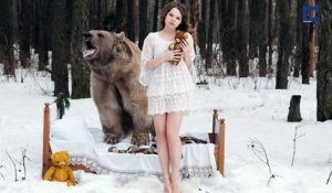 Des mannequins en photo avec un vrai gros ours brun en Russie dans la neige !